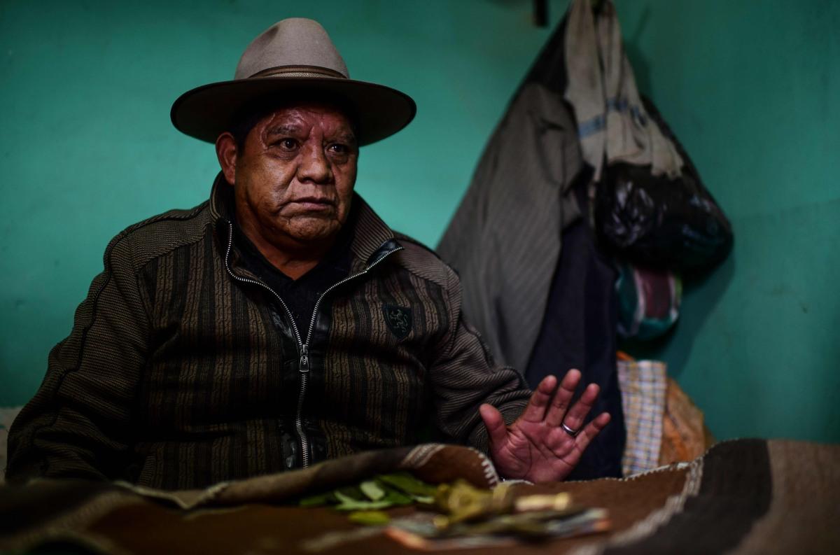 Imagen del chamán boliviano Don Juan Tres Estrellas en El Alto, Bolivia, el 15 de octubre de 2020.  Los aymaras se lanzan para predecir el resultado de las elecciones del 18 de octubre en el país. (AFP / RONALDO SCHEMIDT).