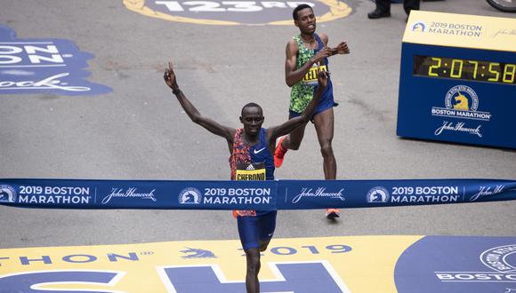 El keniata Lawrence Cherono, quien logró así su primera victoria en una ‘major’, con un tiempo de 2:07:57, apenas dos segundos de diferencia del experimentado etíope Lelisa Desisa. (Foto: AFP)
