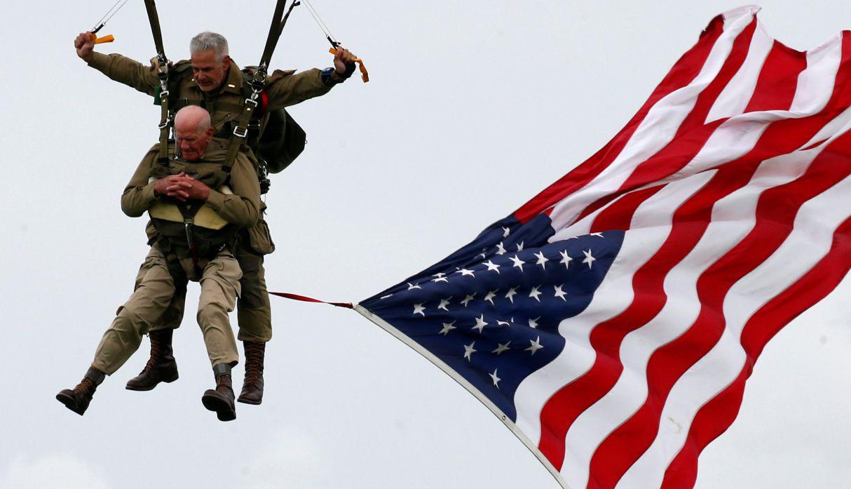 Veterano de 97 años recrea salto en paracaídas en el desembarco de 1944. (Foto: Reuters)