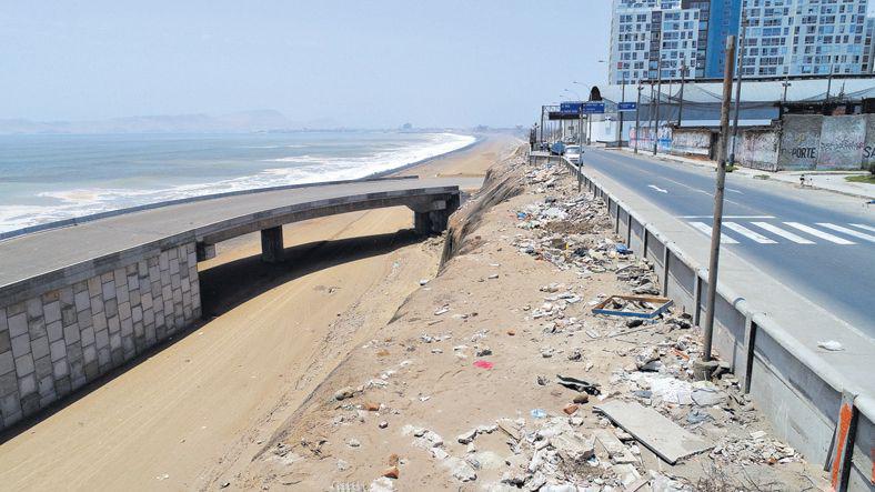 En la Costa Verde del Callao también se ve las obras abandonadas. Los peatones usan la zona como basurero. (Foto: Alessandro Currarino/El Comercio).