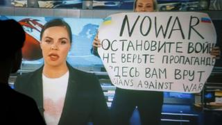 ¿A cuántos años de cárcel podría ser condenada la periodista que protestó en la TV rusa contra la guerra?