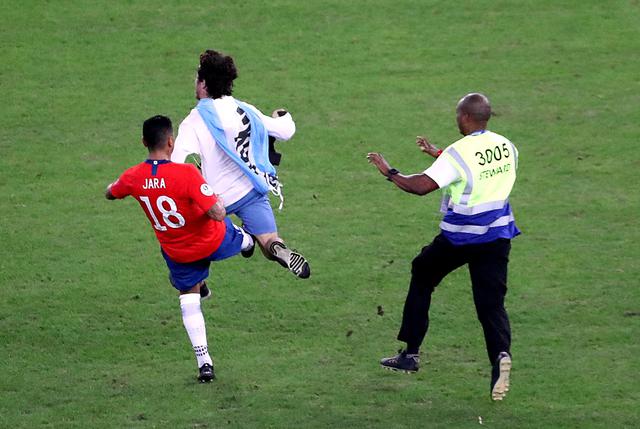 Chile vs. Uruguay: Gonzalo Jara obstruyó a hincha que se metió al campo del Maracaná | Foto: Agencias AFP/Reuters/EFE