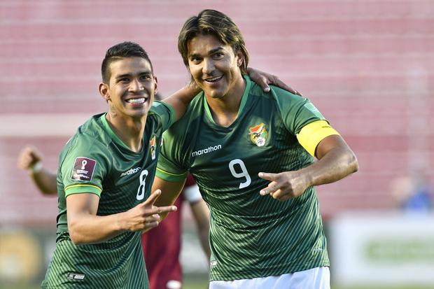 CDA101.  LA PAZ (BOLIVIA), 06/02/2021.- Marcelo Martins (r) of Bolivia celebrates a goal with Diego Bejarano against Venezuela today, in a South American qualifying match for the Qatar 2022 World Cup at the Hernando Siles Stadium in La Paz (Bolivia).  EFE / Aizar Raldés POOL