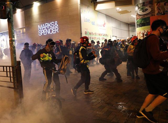 Manifestantes en Hong Kong rompieron cristales en una estación de metro y un centro comercial el domingo, tras la detención de varios legisladores prodemocracia. (Foto: EFE)