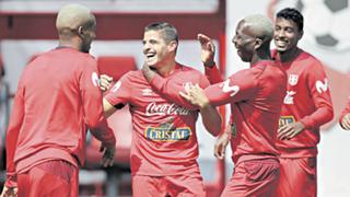 Futbolistas peruanos y sus jugadas en las canchas del negocio