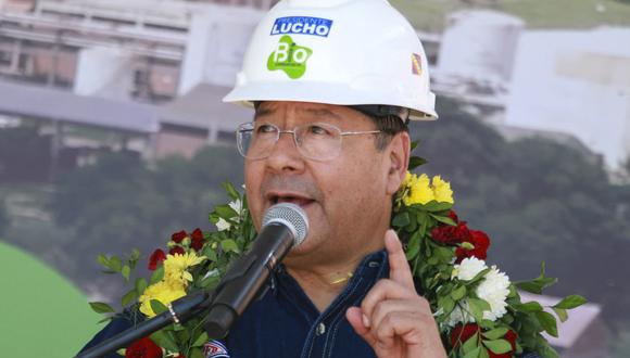 Esta imagen publicada por YPFB muestra al presidente boliviano Luis Arce hablando durante la inauguración de la primera planta de biodiesel en la región de Santa Cruz el 26 de marzo de 2024. (AFP).