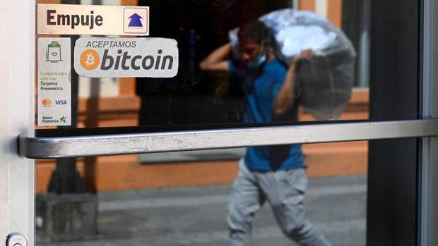 La gran mayoría de la población salvadoreña no adoptó el bitcoin como moneda en su día a día. (AFP).