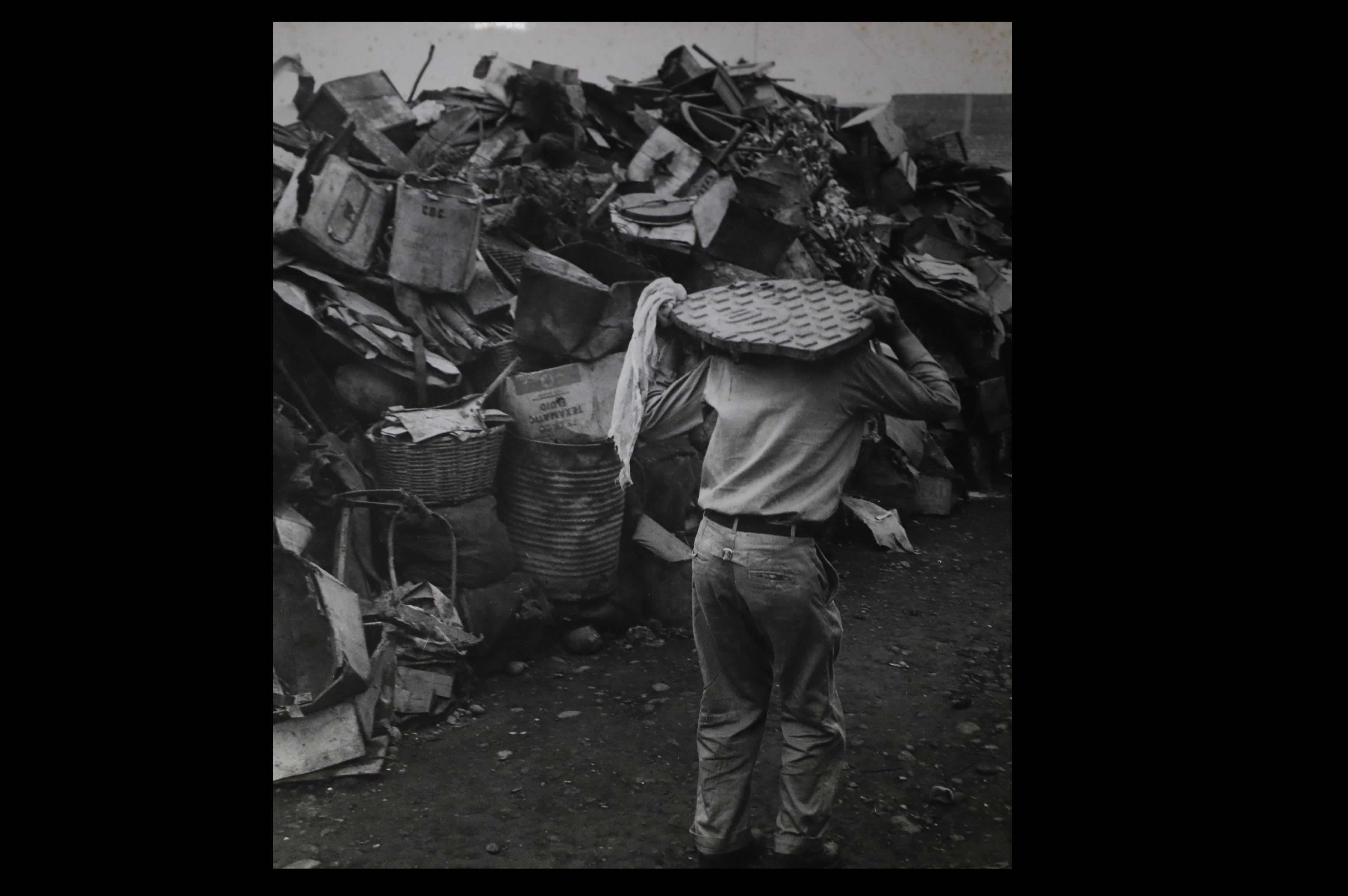 Tacora, 24 de agosto de 1961. La tapa de un buzón es llevada en hombros lejos de su lugar de procedencia (Foto: Archivo El Comercio).
