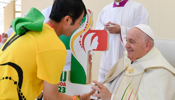 El papa Francisco recibe una placa de la JMJ de manos de un voluntario durante la misa de clausura de las Jornadas Mundiales de la Juventud en el Parque Tejo, Lisboa, el 6 de agoto de 2023. (Foto de Handout / MEDIOS DEL VATICANO / AFP)