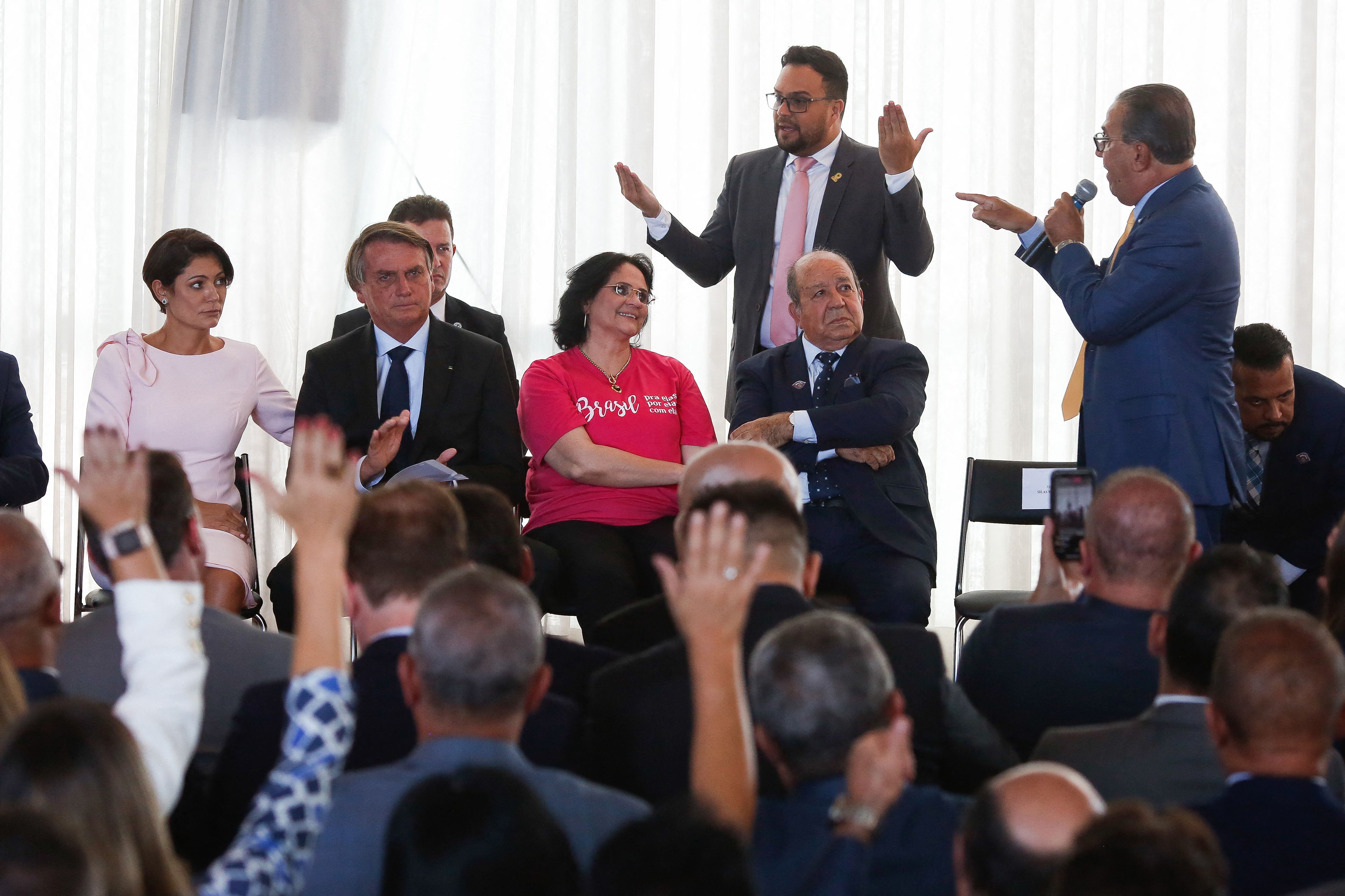Bolsonaro is seen during a meeting with evangelical leaders at the Palacio da Alvorada in Brasilia.  (Photo: AFP)