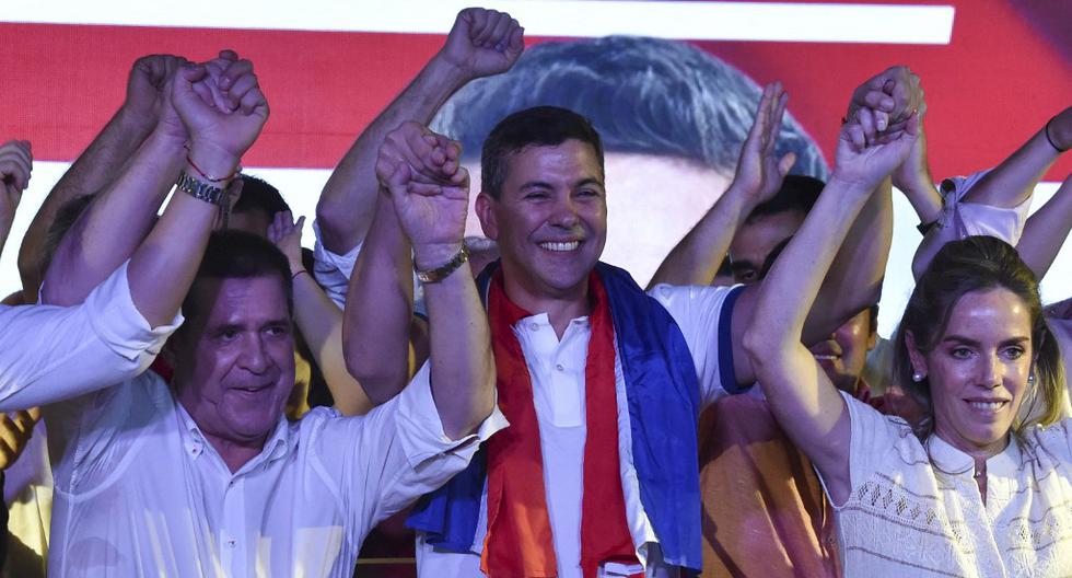 El presidente electo de Paraguay, Santiago Peña, celebra el triunfo de la mano de su esposa, Leticia Ocampo de Peña, y de su mentor político, el polémico expresidente Horacio Cartes.