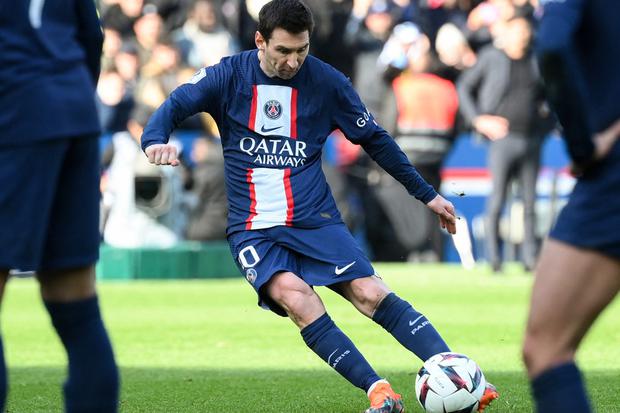 Lionel Messi pateando un tiro libre (Foto: AFP)