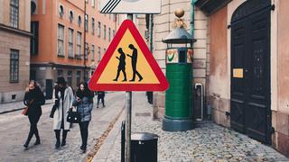 Señal advierte presencia de peatones con smartphones
