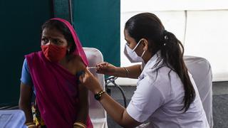 Miles de personas fueron vacunadas con agua contra el coronavirus en la India
