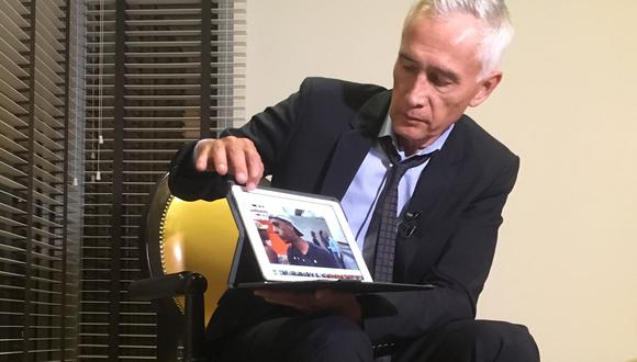 Mientras Jorge Ramos le mostraba las imágenes de venezolanos comiendo de un camión de basura, Nicolás Maduro trató de cerrar el iPad, contó el periodista de Univisión. (AP)