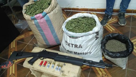 La Policía también encontró una escopeta con seis cartuchos en la vivienda de Guillermo Martínez Herrera, quien sería familiar del presunto comercializador de droga. (Foto: PNP)