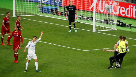 La final de la Champions League entre Real Madrid y Liverpool tuvo diversos acontecimientos. Uno de ellos fue el ingreso de un hincha al campo de juego durante un ataque de Cristiano Ronaldo. (Foto: Reuters)