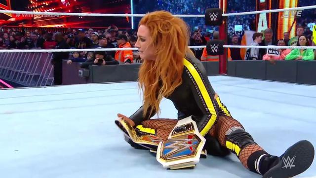Becky Lynch venció a Ronda y Charlotte para convertirse en campeona absoluta de la WWE. | Foto: WWE