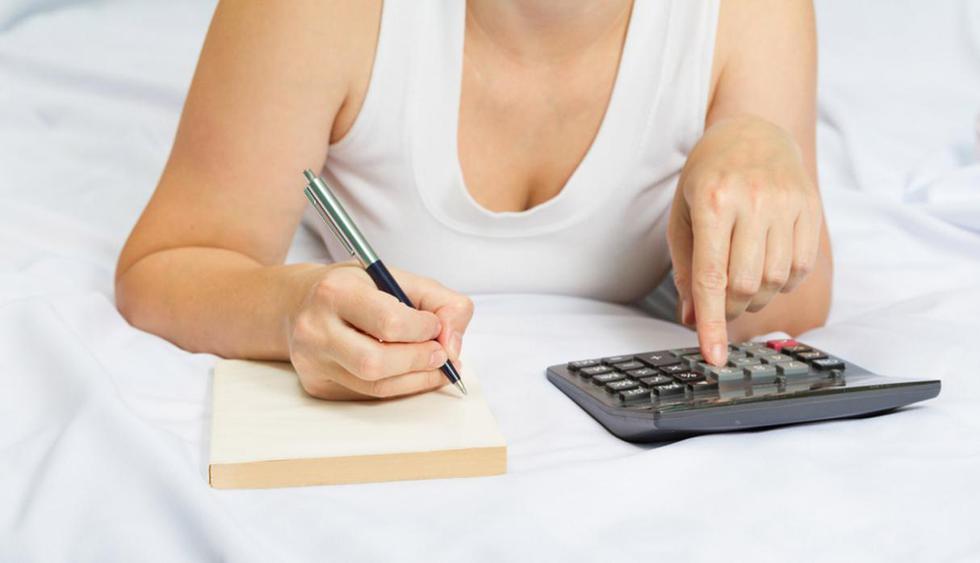 Aprender a manejar tus finanzas. ¿Recuerdas lo que hiciste con tu primer sueldo? Seguro te emocionaste y lo gastaste en comprar cosas que de verdad te gustaban. Pero con el tiempo te has dado cuenta que no puedes vivir así y hay prioridades como pagar deudas, comprar comida en caso vivas sola y reparar algunas cosas en casa. Es el momento de hacer un presupuesto y empezar a ahorrar.  (Foto: Shutterstock)