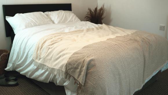 La cama de una habitación con un edredón. (Imagen: Cameron Gawn / Pexels)