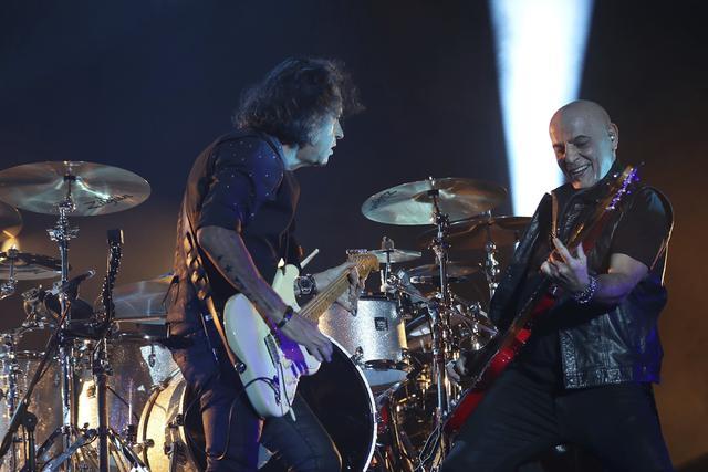 El colofón de la primera parte del concierto fue Rubén Albarrán, el enérgico vocalista de Café Tacvba, que puso a saltar a todos los asistentes con Lo Que Sangra (La Cúpula) y se llevó la ovación más sonora hasta ese momento..