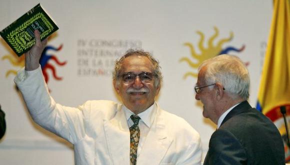 El Nobel Gabriel Garc&iacute;a M&aacute;rquez recibe la edici&oacute;n conmemorativa de &quot;Cien a&ntilde;os de soledad&quot; en marzo de 2007 (Foto: AFP/Rodrigo ARANGUA)