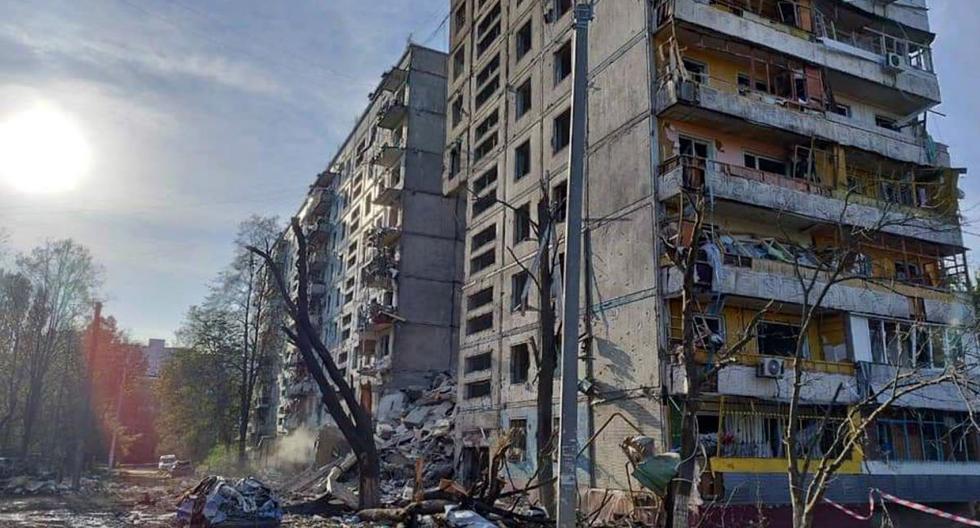 Un edificio residencial dañado después de un ataque de Rusia en Zaporizhzhia, en medio de la invasión rusa de Ucrania. (AFP).