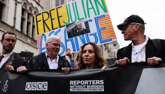 La esposa del fundador de WikiLeaks, Julian Assange, Stella Assange (segunda por la derecha), flanqueada por la editora en jefe de Wikileaks, Kristinn Hrafnsson (segunda por la izquierda), participa en una marcha desde los Tribunales Reales de Justicia, el Tribunal Superior de Gran Bretaña, en el centro de Londres el 21 de febrero. (Foto de Adrián DENNIS / AFP)