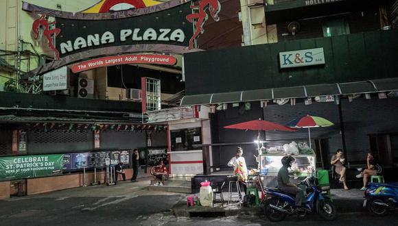 Un área famosa por sus bares y lugar frecuentado por trabajadoras sexuales en Bangkok. Aidan JONES
 / AFP).