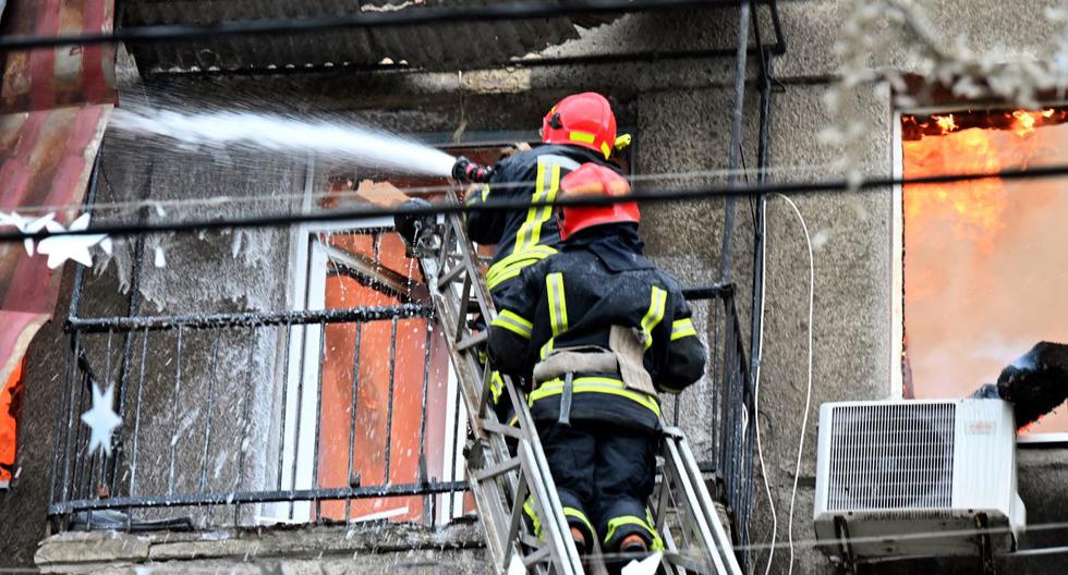 Los bomberos intentan extinguir un incendio en un edificio residencial luego de un bombardeo en el centro de Kharkiv el 17 de abril de 2022, en medio de la invasión rusa de Ucrania. (SERGEY BOBOK / AFP).