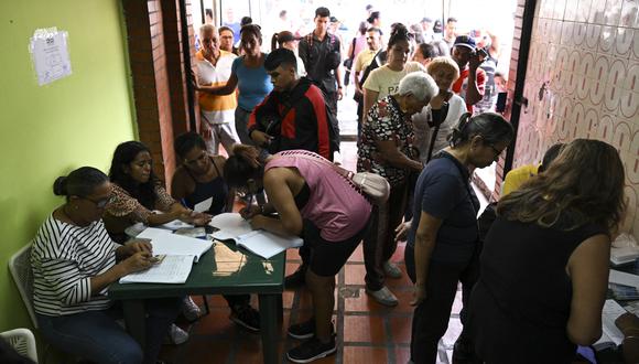 La gente vota en un colegio electoral en el barrio de Petare, en Caracas, durante las elecciones primarias de la oposición de Venezuela el 22 de octubre de 2023. (Foto de Federico Parra/AFP).