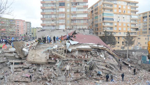 Rescatistas y voluntarios realizan operaciones de búsqueda y rescate entre los escombros de un edificio derrumbado, en Diyarbakir, Turquía.