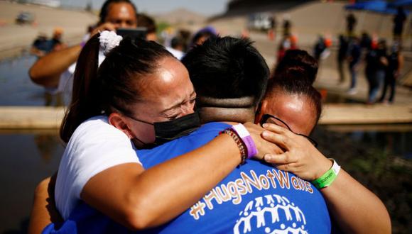 Las personas se abrazan mientras participan en un evento de reunificación llamado "Hugs Not Walls" en la frontera entre Ciudad Juárez, México y El Paso, Estados Unidos. (Foto: REUTERS / Jose Luis Gonzalez).