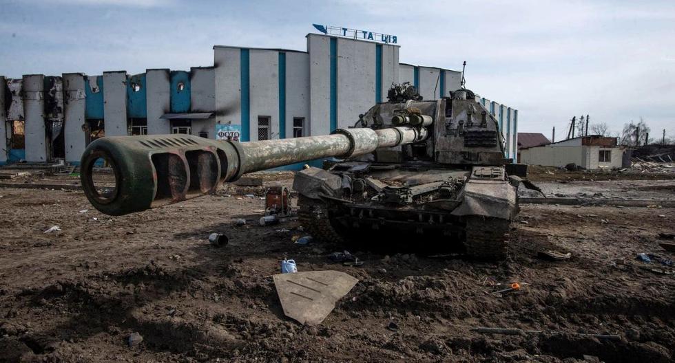 Esta foto del Estado Mayor General de las Fuerzas Armadas de Ucrania del 27 de marzo de 2022 muestra un cañón de artillería autopropulsado ruso destruido tras una batalla en la ciudad de Trostyanets, en la región de Sumy. (AFP).