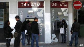 Bancos chipriotas limitan importe de retirada en cajeros