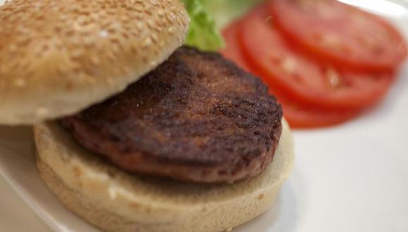La primera hamburguesa del mundo cultivada en el laboratorio se reveló en 2013. No prosperó porque producirla resultaba muy caro. (Foto: PA)