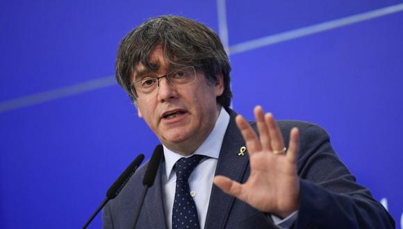 El líder catalán en el exilio y el eurodiputado Carles Puigdemont hace un gesto mientras da una conferencia de prensa en el parlamento de la UE en Bruselas el 24 de febrero de 2021. (Foto: JOHN THYS / AFP).