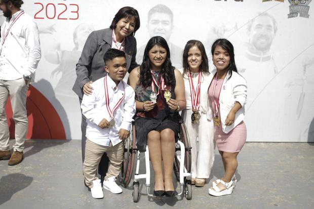 Peruvian parabadminton team with the Minister for Women, who highlighted the values ​​that are inspiring society.  (Photo: Julio Reano)
