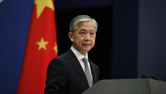 El portavoz del Ministerio de Relaciones Exteriores de China, Wang Wenbin, habla durante una conferencia de prensa en Beijing. El gobierno de los Estados Unidos ordenó el cierre del consulado chino en Houston, Texas, antes del 24 de julio. (EFE/EPA/WU HONG).