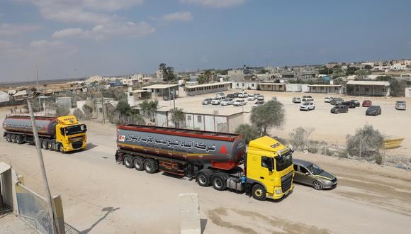 Un camión de combustible ingresa a la Franja de Gaza a través del cruce de Kerem Shalom con Israel, en Rafah, en el enclave palestino del sur, luego de una tregua, el 8 de agosto de 2022. (Foto: SAID KHATIB / AFP)