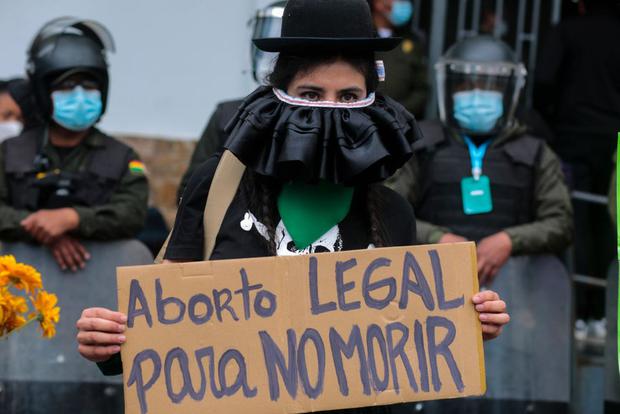 A woman protests in favor of the right to decide pregnancy in Bolivia.  (Photo: Getty Images)