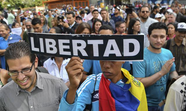 Venezuela: Juan Guaidó y miles de seguidores piden a militares rebelarse contra Nicolás Maduro. (AFP).