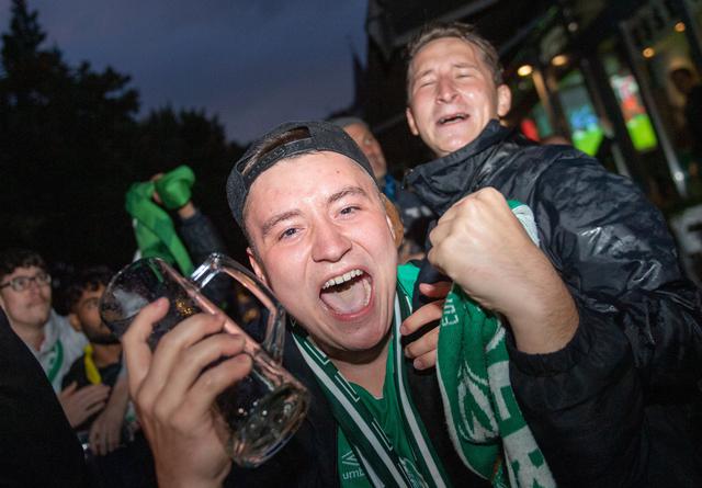 Hinchas del Werder Bremen tomas las calles para celebrar la permanencia en la Bundesliga. (Foto: EFE)