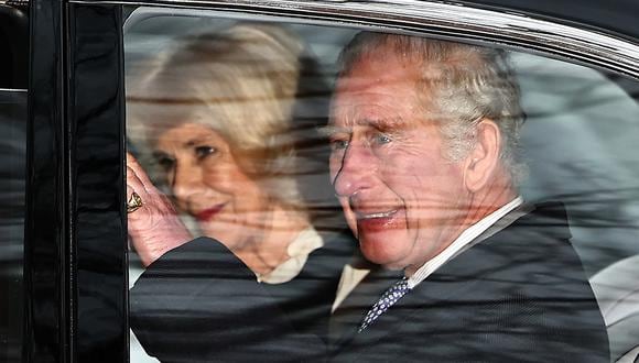 El rey Carlos III de Gran Bretaña y la reina Camilla de Gran Bretaña saludan cuando salen en automóvil de Clarence House en Londres el 6 de febrero de 2024. (Foto de HENRY NICHOLLS / AFP)