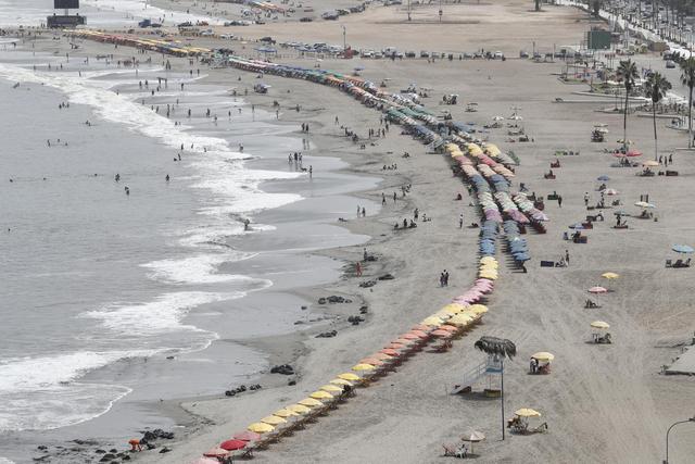 Coronavirus en Perú: Agua Dulce, una de las playas más concurridas de Lima, ayer congregó a pocos bañistas. (Foto: César Campos)