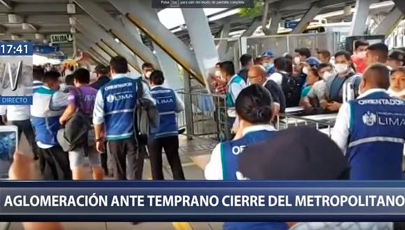 El personal del Metropolitano intentó contener el pase de los pasajeros. (Canal N)