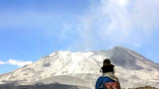 Ubinas y Matalaque en emergencia por actividad del volcán