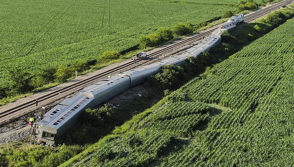 Un tren de Amtrak se descarrila después de que chocó contra un camión en un cruce, cerca de Mendon, Missouri.