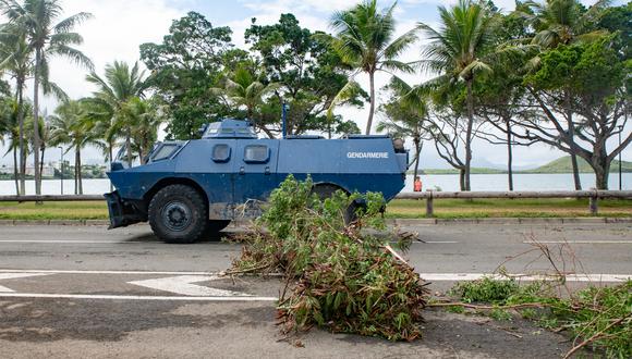 Un vehículo blindado de la Gendarmería pasa por la barricada en Noumea, Nueva Caledonia, el 15 de mayo de 2024. (Foto de Delphine Mayeur / AFP).