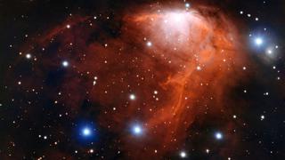 Una enorme masa de hidrógeno se 'derrama' en el vacío estelar